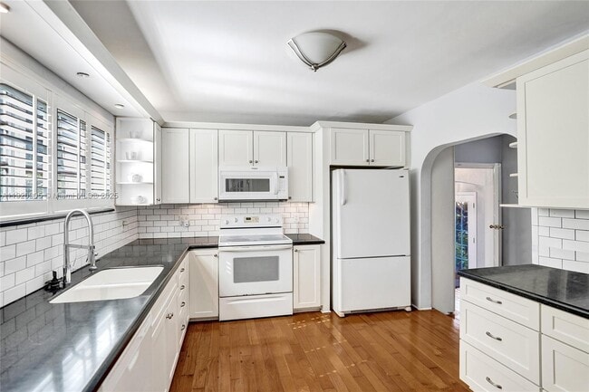 Building Photo - 940 Hollywood Blvd