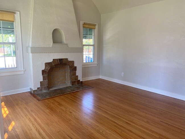 Building Photo - Spacious 2 Bedroom 1 Bath House in Eagle Rock