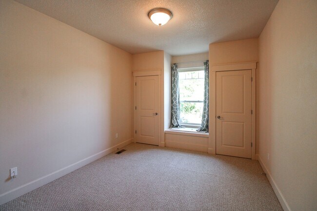 Building Photo - 3091 Kurt Dr NW