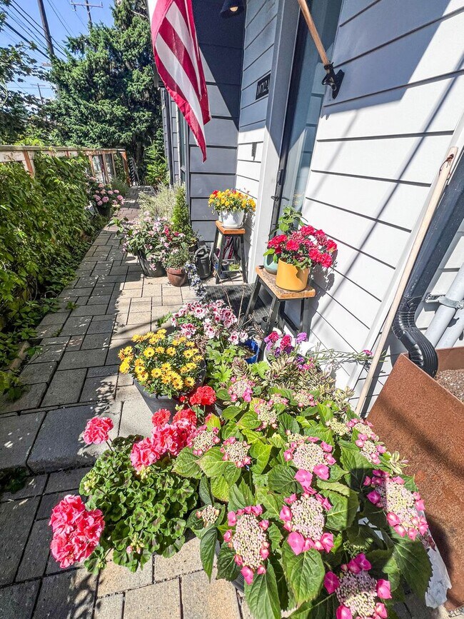 Building Photo - 3bd/2ba Seattle Townhome