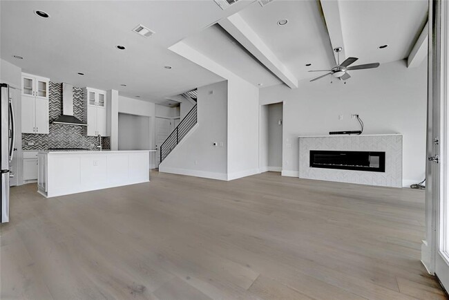 Building Photo - 1815 W 38th St