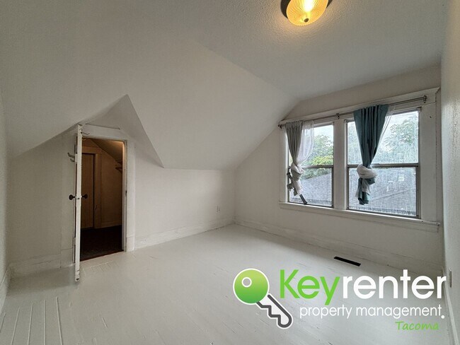 Building Photo - Unique 3-Bedroom Tacoma Home with Fenced Y...