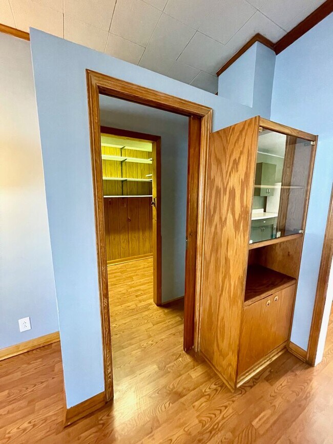 Building Photo - Very Unique 5 Bedroom Home on Large Lot