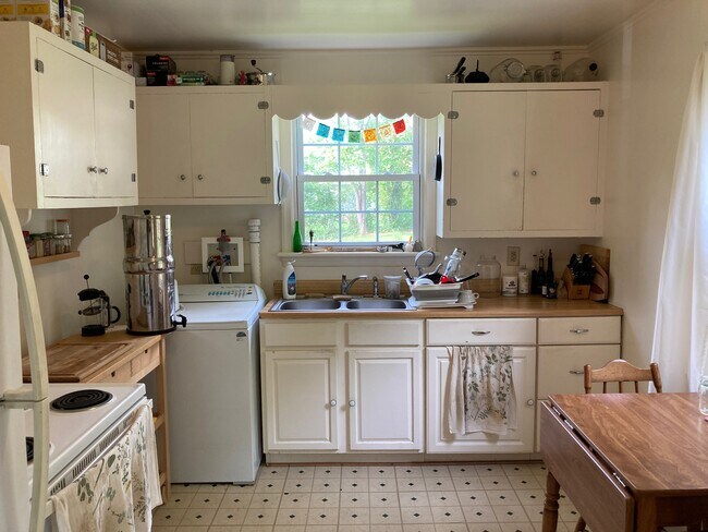 kitchen - 1013 Montrose Ave