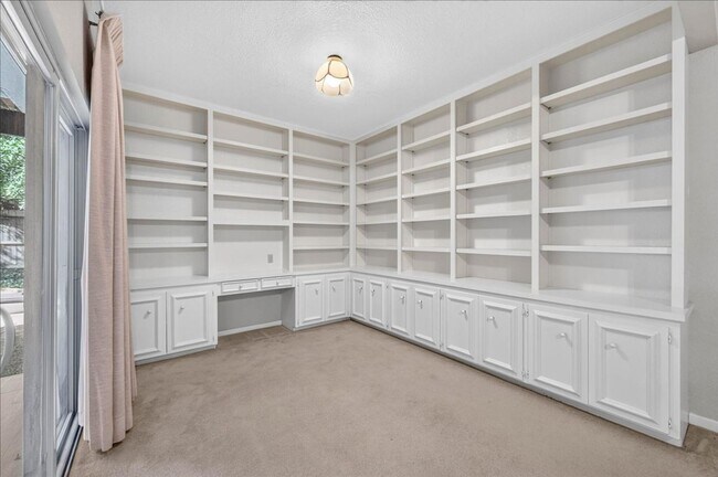 Building Photo - 5305 Greenbriar Dr