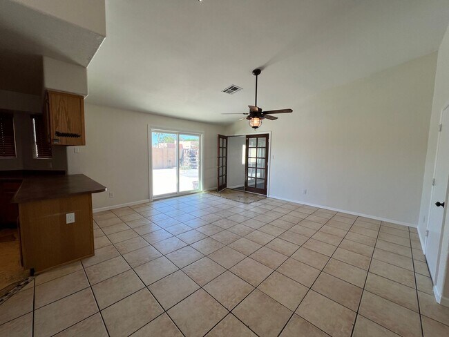 Building Photo - 4 BEDROOM POOL & SOLAR HOME!