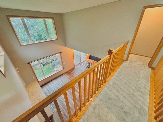 Building Photo - Gorgeous 3 Bedroom 4 Bath End Unit in Eagan
