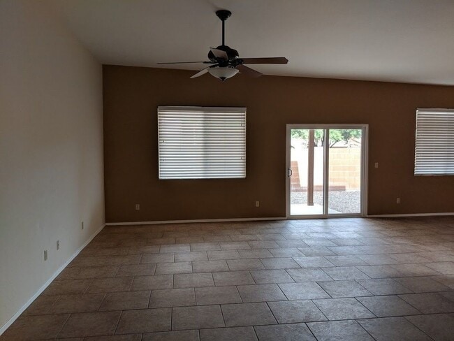 Building Photo - 10352 N Fox Croft Ln
