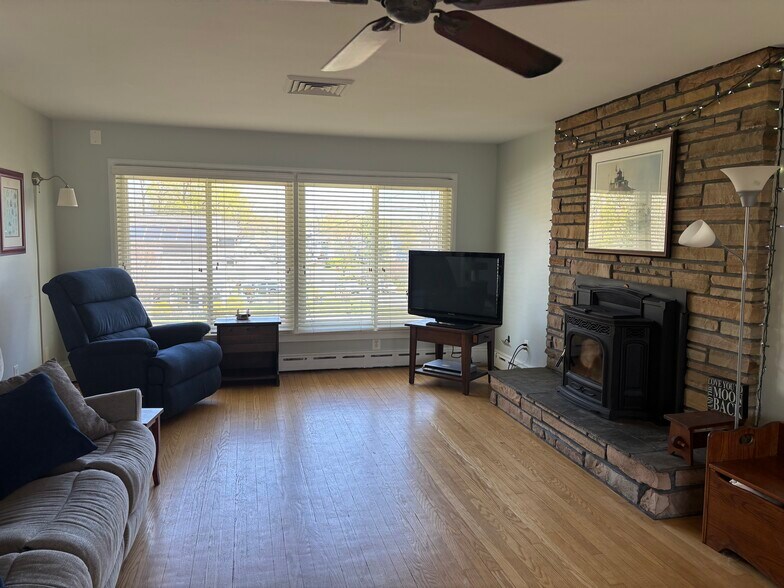 Building Photo - 440 Riverview Dr