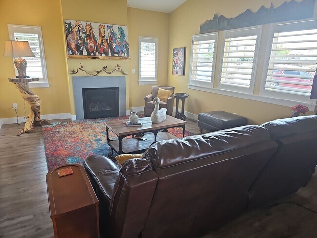 Building Photo - Fully Furnished Home with Stunning Cascade Mountain Views – Flexible Lease Options