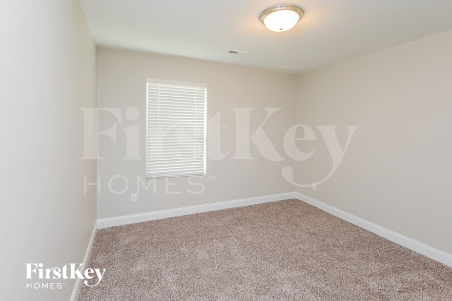 Building Photo - 9131 Marion Oaks Dr