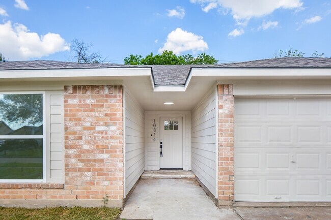 Building Photo - 10814 MacKenzie Dr