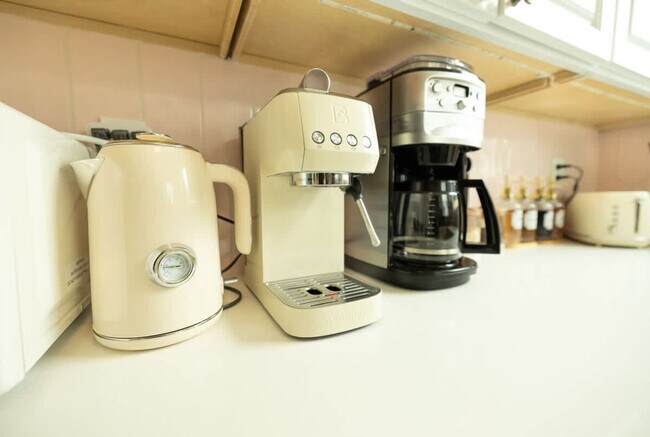 Building Photo - 1107 Broadway-SI ID1309749P