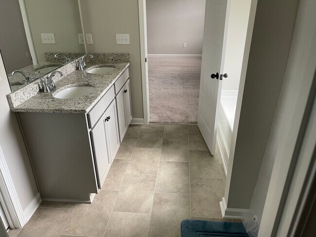 Building Photo - Spacious, Stylish, and Ready for You!