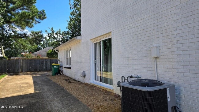 Building Photo - 933 Glastonbury Cir