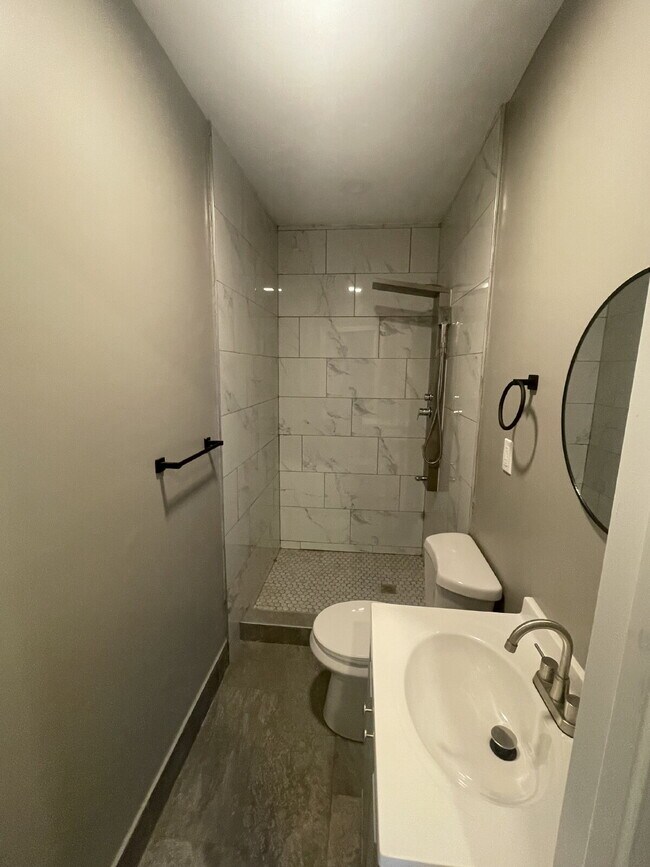 Building Photo - 3 Bedroom Fresh Renovation in Leetsdale!