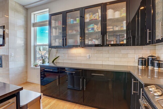 Building Photo - 2 bedroom 2 bath Penthouse apartment in Wa...