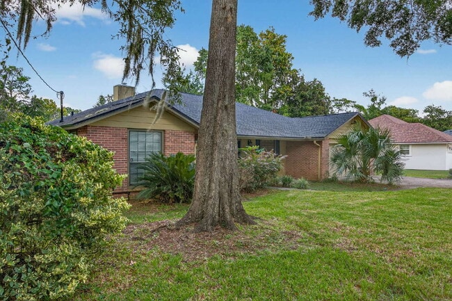 Building Photo - Spacious 3BR Home with Fireplace, Garage & Private Yard