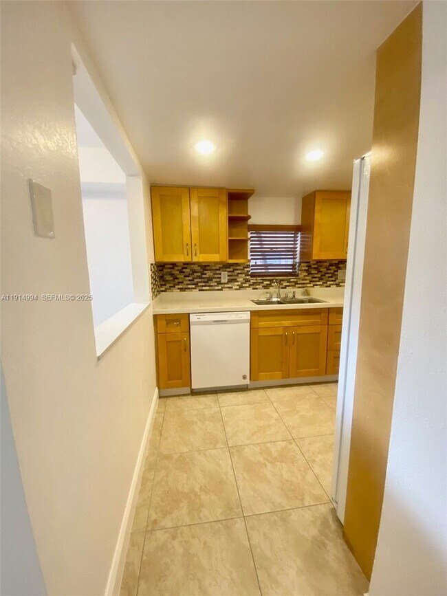 Building Photo - 6568 SW 41st Pl