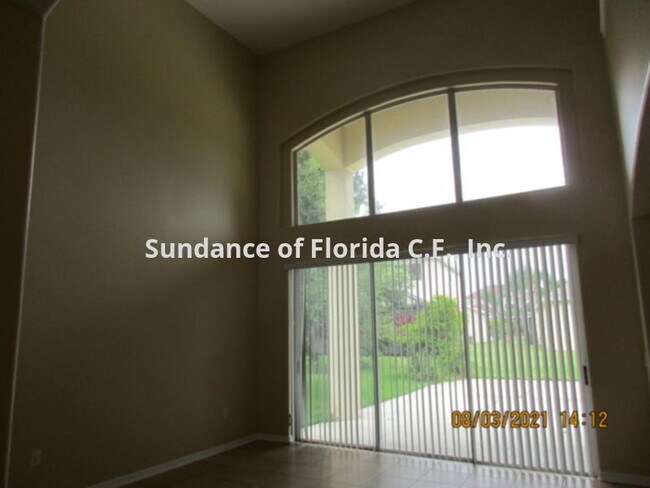 Building Photo - Large 2 story home