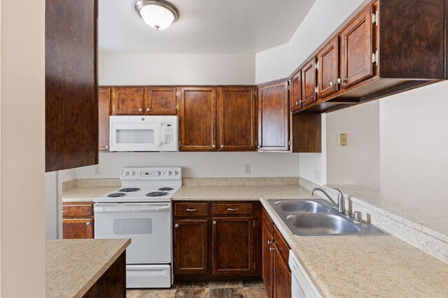 Building Photo - Immaculate 2-Story Townhome with Fireplace...