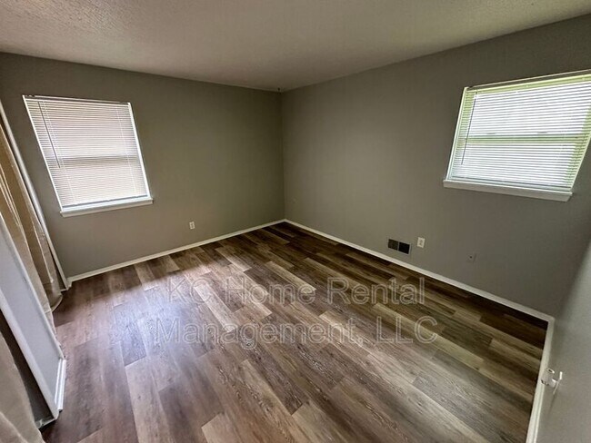 Building Photo - 222 N Oak Dr