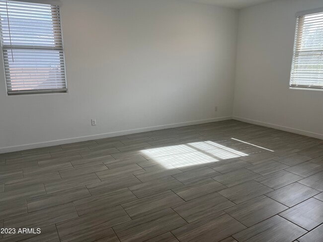 Building Photo - 566 E White Wing Dr