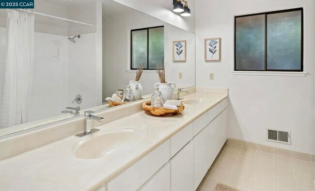 Building Photo - 131 Clover Hill Ct