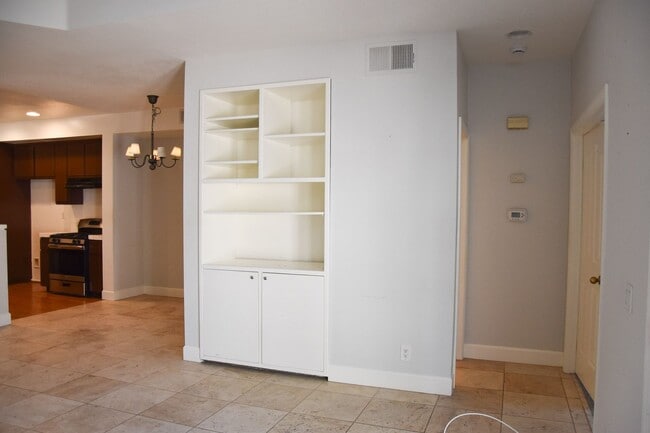 Building Photo - 8215 E White Oak Ridge