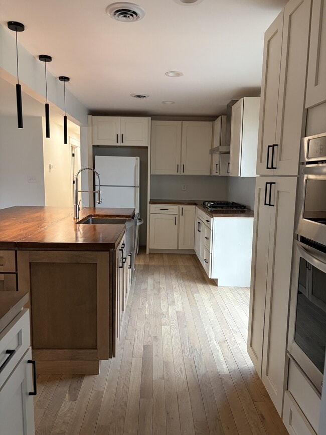 Building Photo - 7226 Thomas Ave S