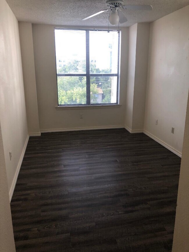 Building Photo - 2409 Leon St