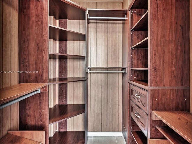 Building Photo - 2030 S Ocean Dr