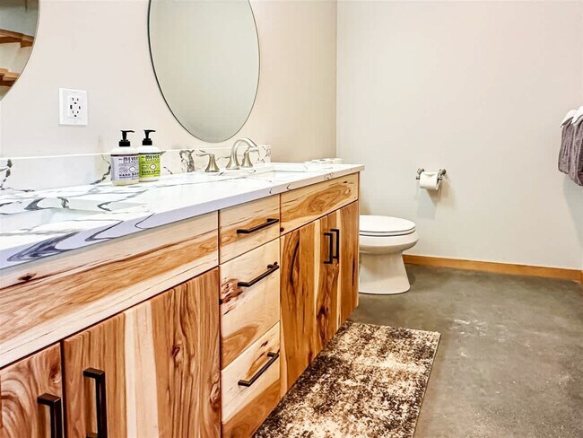 Building Photo - 1196 Place Rd