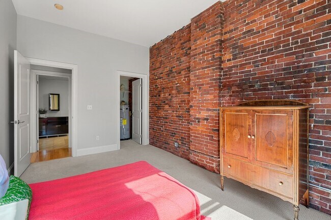 Building Photo - 61 Market St