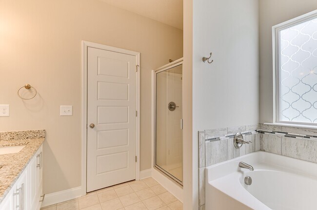 Building Photo - 140 Pebble Ln