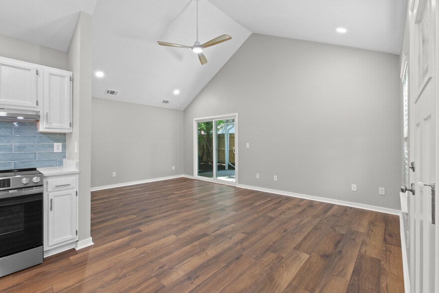 Living Room - 1129 Landsdowne Dr