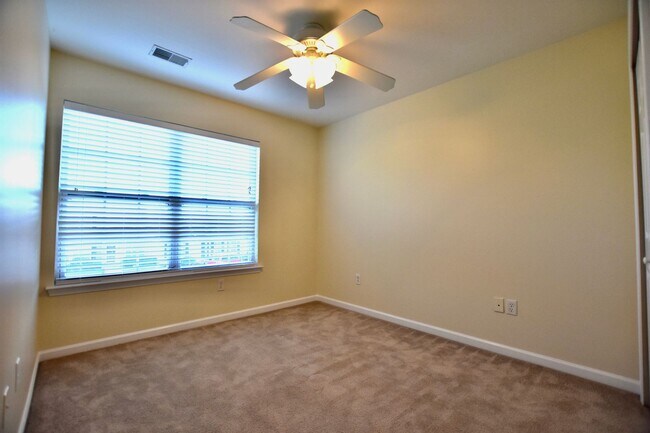 Building Photo - 3 bedroom 2.5 bath townhome