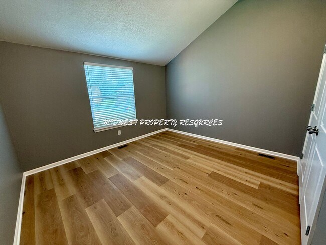 Building Photo - Large Updated 3 Bedroom/2 Bath Duplex in Lee's Summit