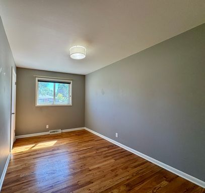 Building Photo - Large Single Family Home Available NOW!! ONE MONTH FREE!!