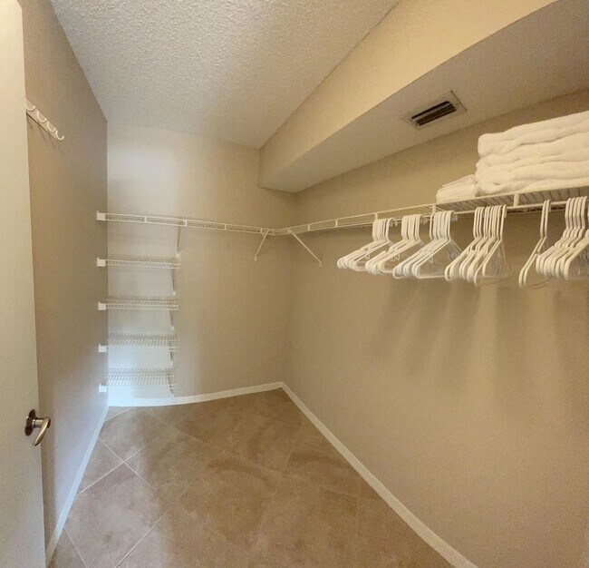 Building Photo - FULLY FURNISHED MAY AVAILABILITY - 1 Bed 1...