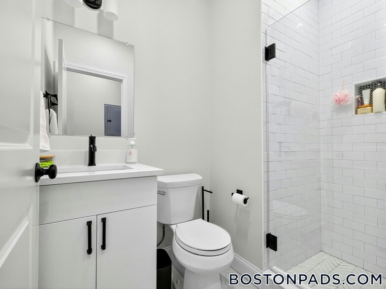 Building Photo - 176 Salem St