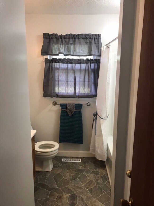 Building Photo - Great Family home