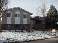 Building Photo - Large 4 Bed Home Available