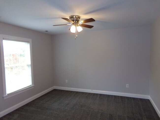 Building Photo - Beautiful Home in Indian Hills