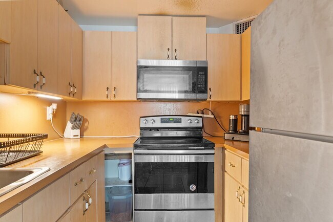 Building Photo - 6620 W 2nd Ct