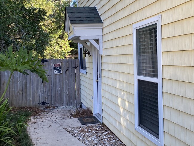 Building Photo - 512 Williams St