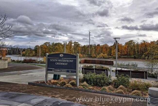 Building Photo - 2 Bed, 2 Bath Condo with Den at Atwater Place in Portland