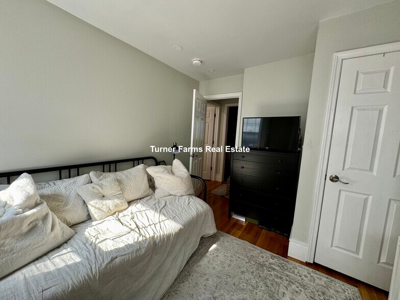 Building Photo - 91 Hudson St