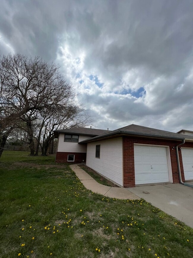 Building Photo - 3 Bedroom Duplex