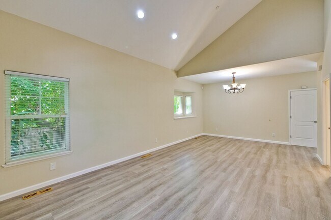 Building Photo - Awesome Home Located in a Quiet Tree Line Neighborhood